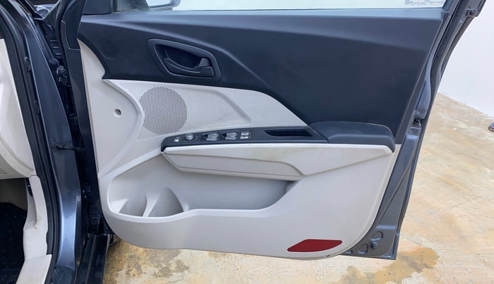 2021 Mahindra XUV300 W6 1.5 Diesel, Diesel, Manual, 62,329 km, Driver Side Door Panels Control