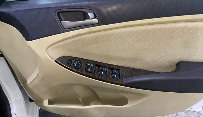 2017 Hyundai Verna 1.6 CRDI SX, Diesel, Manual, 1,00,677 km, Driver Side Door Panels Control