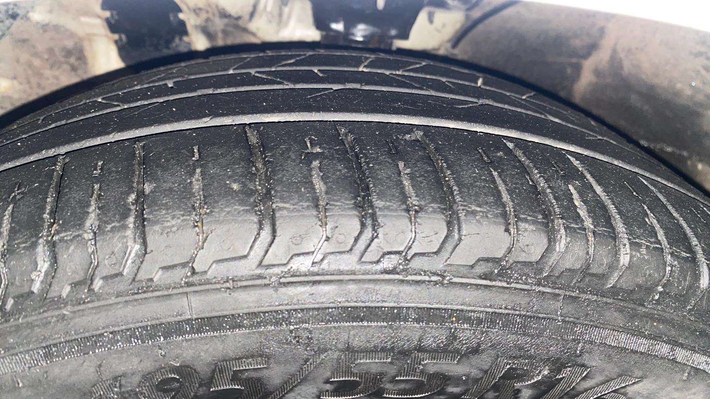 2017 Hyundai Verna 1.6 CRDI SX, Diesel, Manual, 1,00,677 km, Left Front Tyre Tread