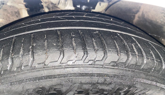 2017 Hyundai Verna 1.6 CRDI SX, Diesel, Manual, 1,00,677 km, Left Front Tyre Tread