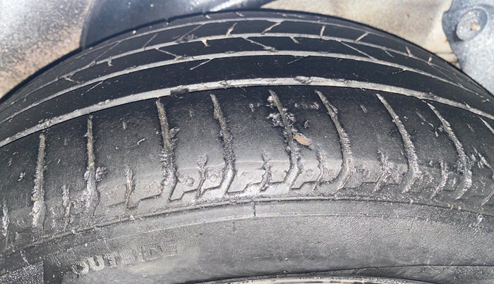 2017 Hyundai Verna 1.6 CRDI SX, Diesel, Manual, 1,00,677 km, Left Rear Tyre Tread