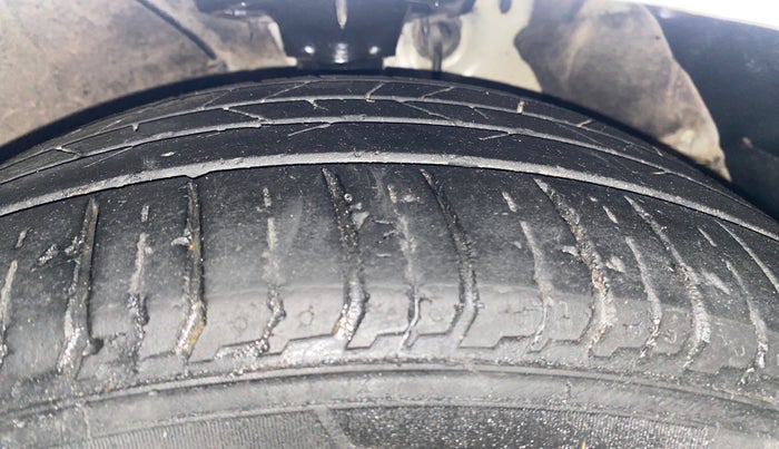 2017 Hyundai Verna 1.6 CRDI SX, Diesel, Manual, 1,00,677 km, Right Front Tyre Tread