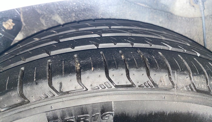 2017 Hyundai Verna 1.6 CRDI SX, Diesel, Manual, 1,00,677 km, Right Rear Tyre Tread