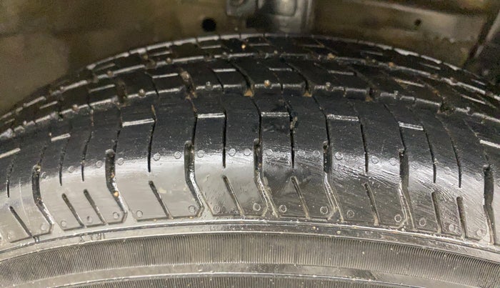 2016 Maruti Swift Dzire VXI, Petrol, Manual, 63,123 km, Right Front Tyre Tread