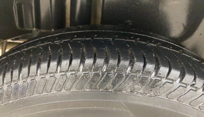 2016 Maruti Swift Dzire VXI, Petrol, Manual, 63,123 km, Right Rear Tyre Tread