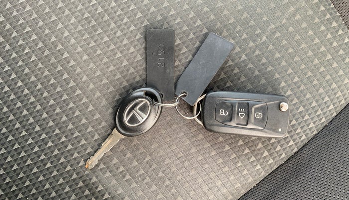 2016 Tata Tiago XZ PETROL, Petrol, Manual, 65,373 km, Key Close Up