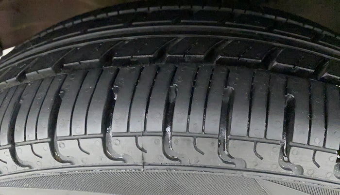2010 Maruti Wagon R 1.0 VXI, Petrol, Manual, 80,459 km, Left Front Tyre Tread