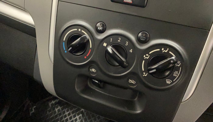 2010 Maruti Wagon R 1.0 VXI, Petrol, Manual, 80,459 km, AC Unit - Directional switch has minor damage