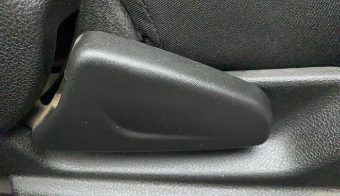 2018 Renault Kwid 1.0 RXT Opt, Petrol, Manual, 71,630 km, Driver Side Adjustment Panel