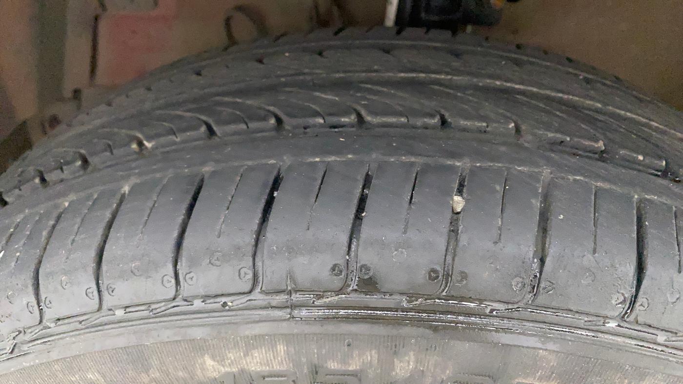 2013 Maruti Swift ZXI, Petrol, Manual, 85,362 km, Left Front Tyre Tread