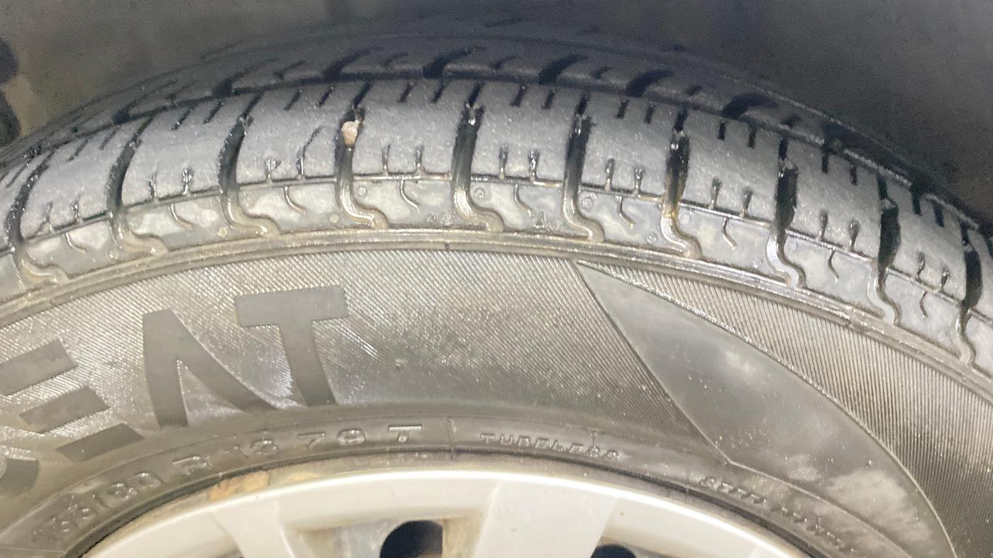 2016 Hyundai i10 SPORTZ 1.1, CNG, Manual, 64,201 km, Left Front Tyre Tread
