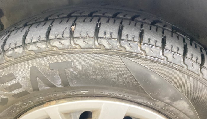 2016 Hyundai i10 SPORTZ 1.1, CNG, Manual, 64,201 km, Left Front Tyre Tread