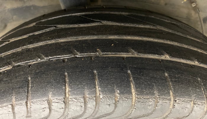 2013 Toyota Etios Liva V, Petrol, Manual, 46,214 km, Right Rear Tyre Tread