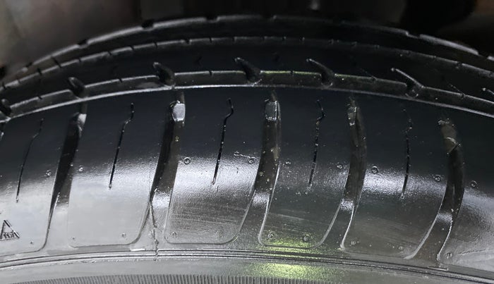 2020 Maruti Swift VXI D, Petrol, Manual, 2,954 km, Left Rear Tyre Tread