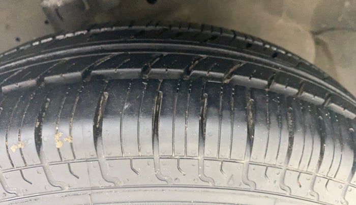 2015 Maruti Swift LXI (O), Petrol, Manual, 52,118 km, Left Front Tyre Tread