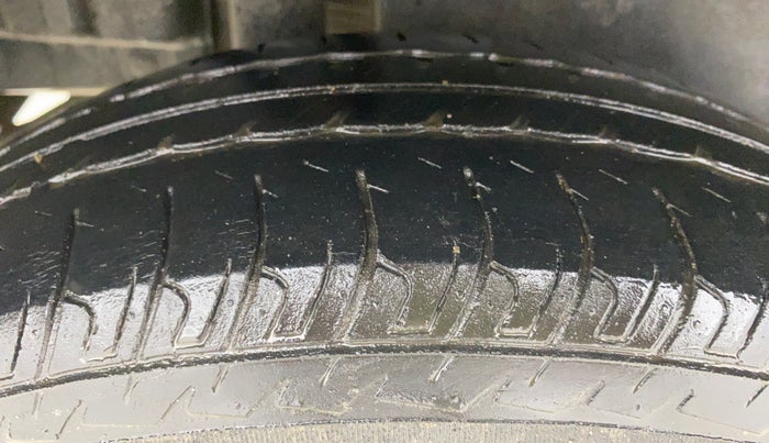 2015 Maruti Swift LXI (O), Petrol, Manual, 52,118 km, Right Rear Tyre Tread