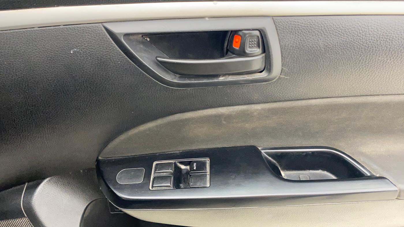 2015 Maruti Swift LXI (O), Petrol, Manual, 52,118 km, Driver Side Door Panels Control