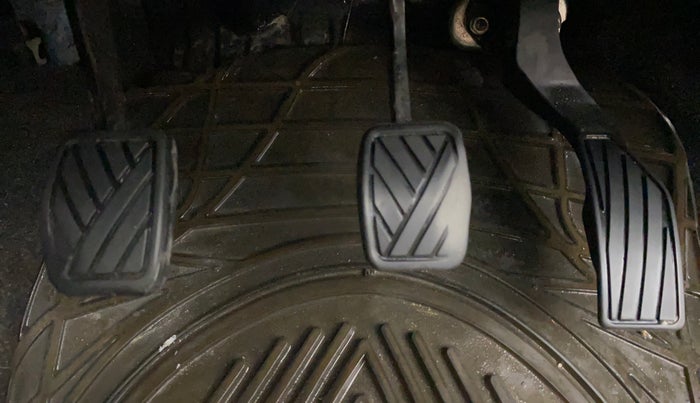 2015 Maruti Swift LXI (O), Petrol, Manual, 52,118 km, Pedals