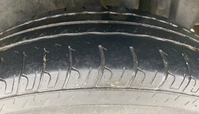 2015 Maruti Swift LXI (O), Petrol, Manual, 52,118 km, Left Rear Tyre Tread