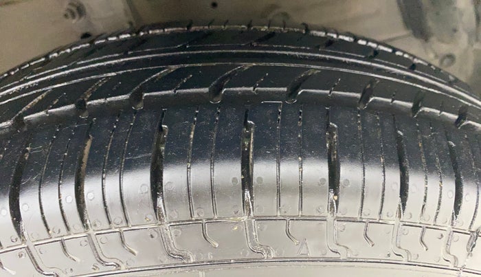 2015 Maruti Swift LXI (O), Petrol, Manual, 52,118 km, Right Front Tyre Tread