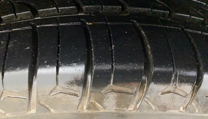 2017 Maruti Ertiga ZXI, Petrol, Manual, 74,540 km, Right Front Tyre Tread