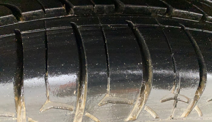 2017 Maruti Ertiga ZXI, Petrol, Manual, 74,540 km, Left Front Tyre Tread