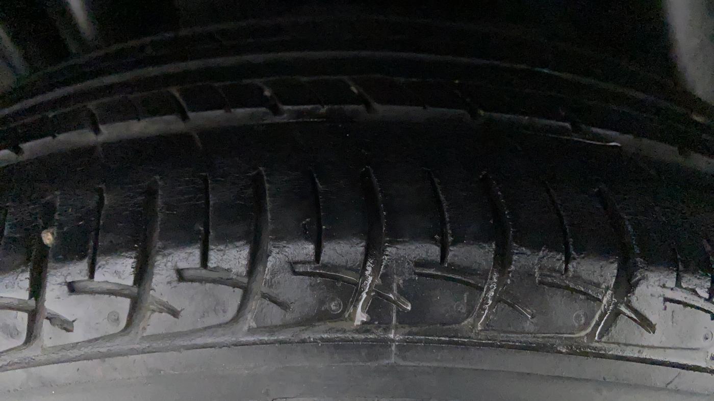 2017 Maruti Ciaz  ZDI SHVS, Diesel, Manual, 95,099 km, Right Front Tyre Tread