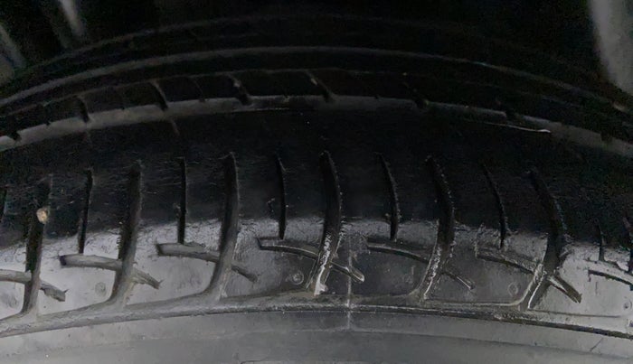 2017 Maruti Ciaz  ZDI SHVS, Diesel, Manual, 95,099 km, Right Front Tyre Tread