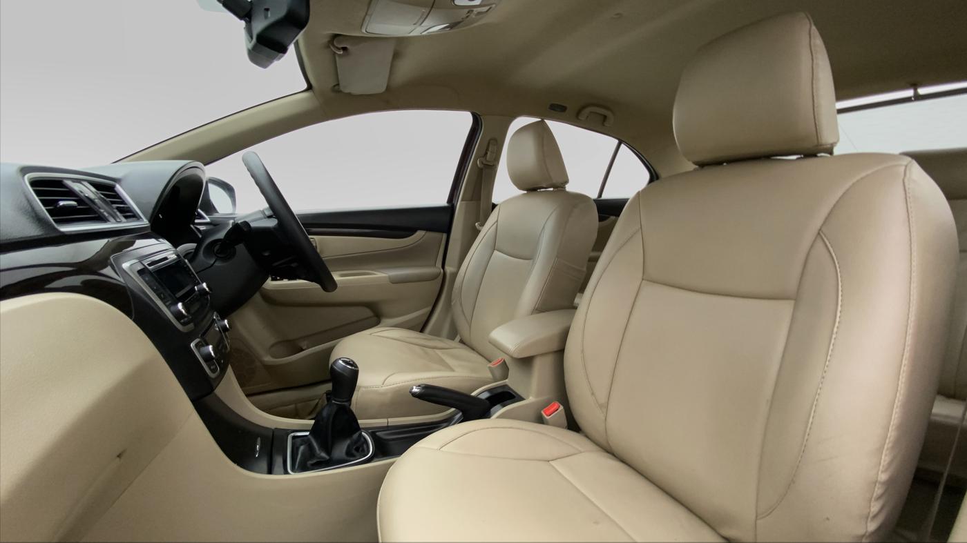 2017 Maruti Ciaz  ZDI SHVS, Diesel, Manual, 95,099 km, Right Side Front Door Cabin