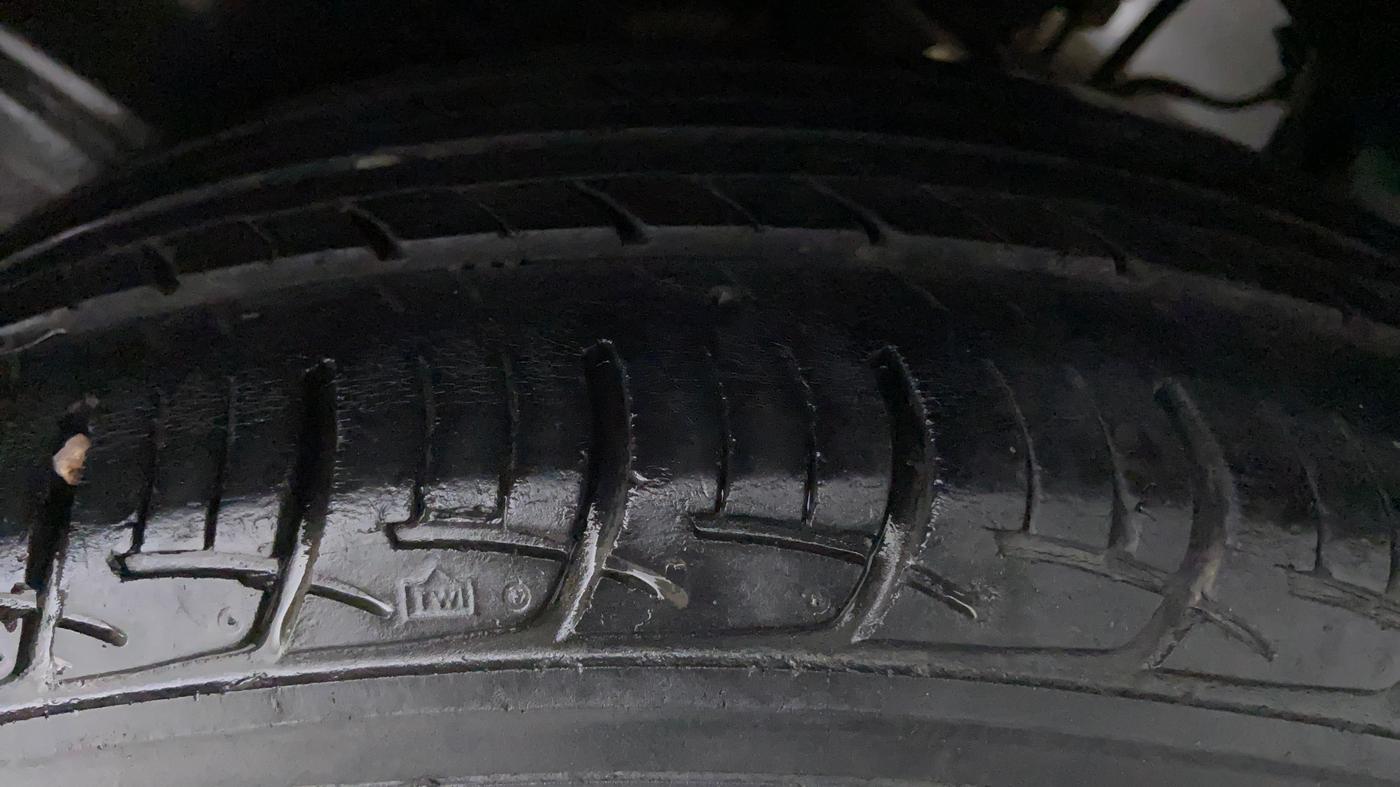 2017 Maruti Ciaz  ZDI SHVS, Diesel, Manual, 95,099 km, Left Rear Tyre Tread