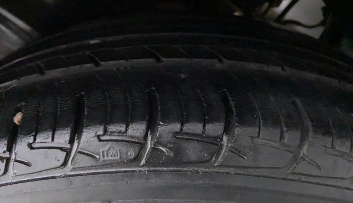 2017 Maruti Ciaz  ZDI SHVS, Diesel, Manual, 95,099 km, Left Rear Tyre Tread