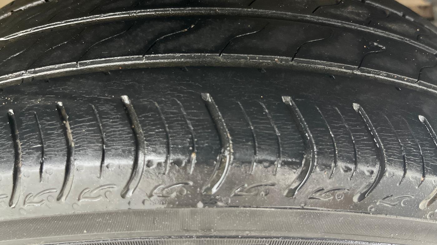 2015 Maruti Swift Dzire ZXI, Petrol, Manual, 1,02,017 km, Right Front Tyre Tread
