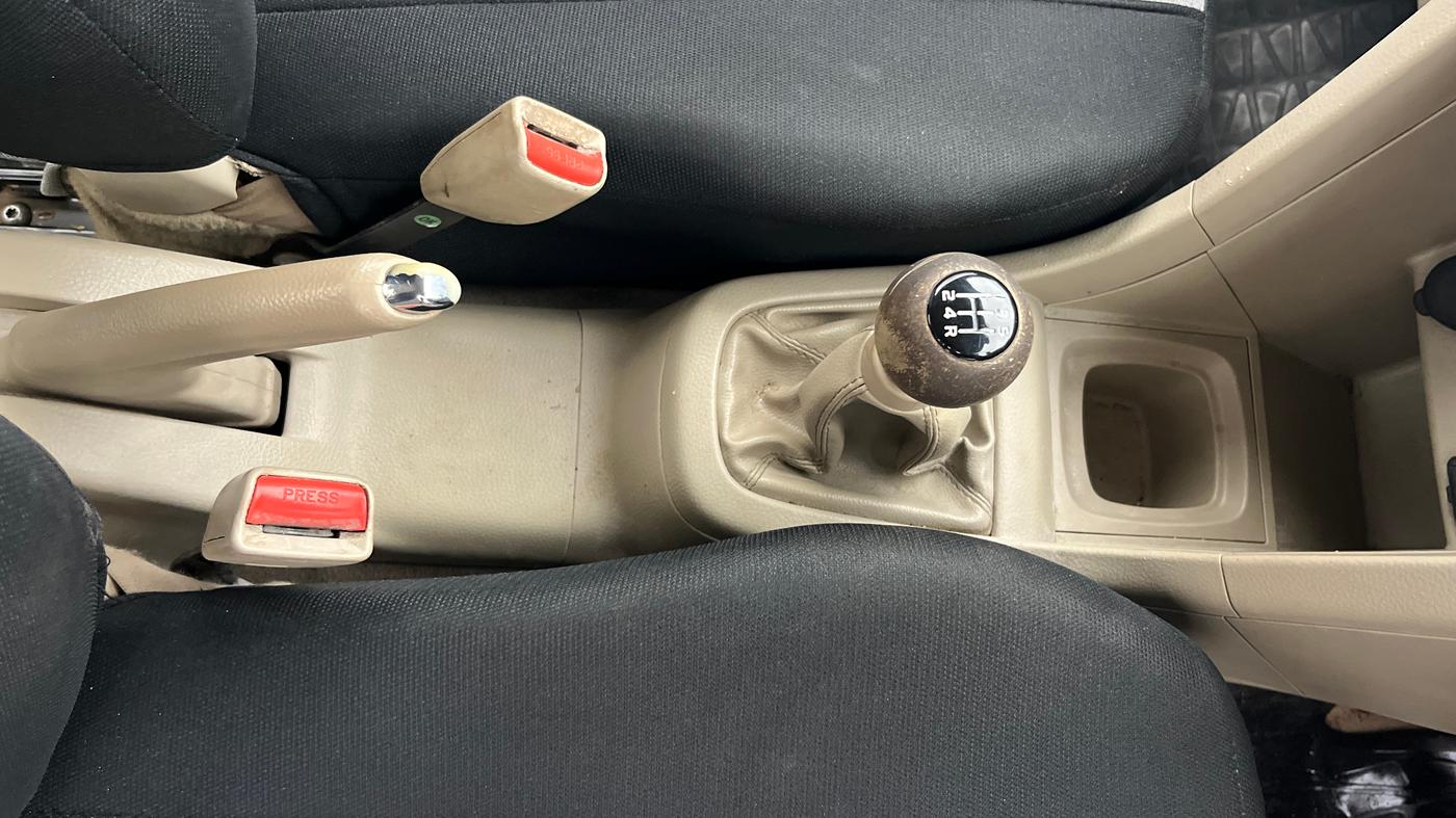 2015 Maruti Swift Dzire ZXI, Petrol, Manual, 1,02,017 km, Gear Lever