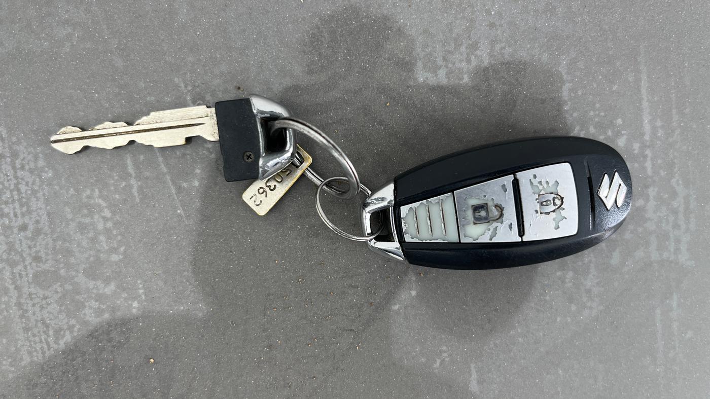 2015 Maruti Swift Dzire ZXI, Petrol, Manual, 1,02,017 km, Key Close Up