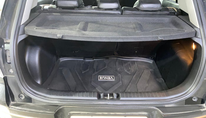 2024 Hyundai VENUE SX 1.5 CRDI, Diesel, Manual, 58,594 km, Boot Inside