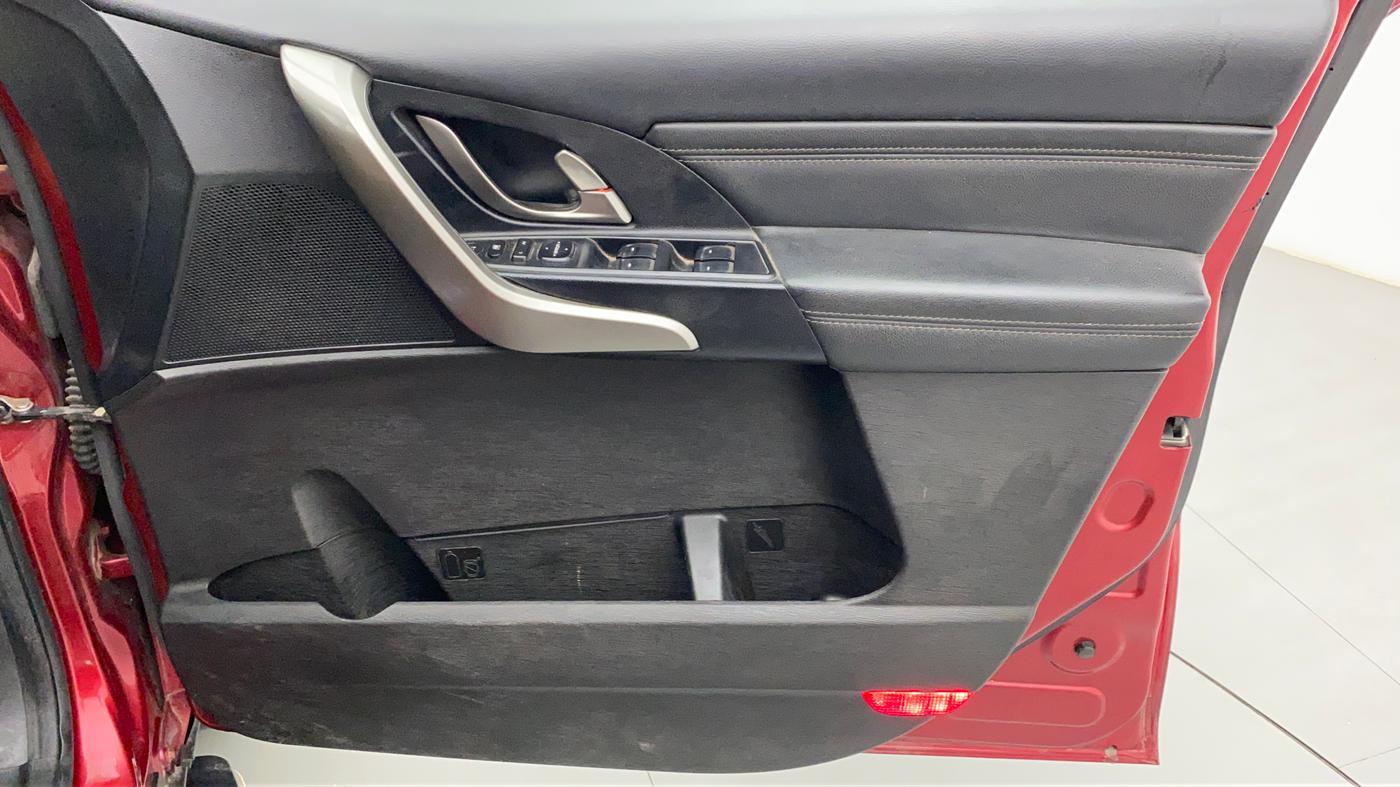 2019 Mahindra XUV500 W11, Diesel, Manual, 32,204 km, Driver Side Door Panels Control