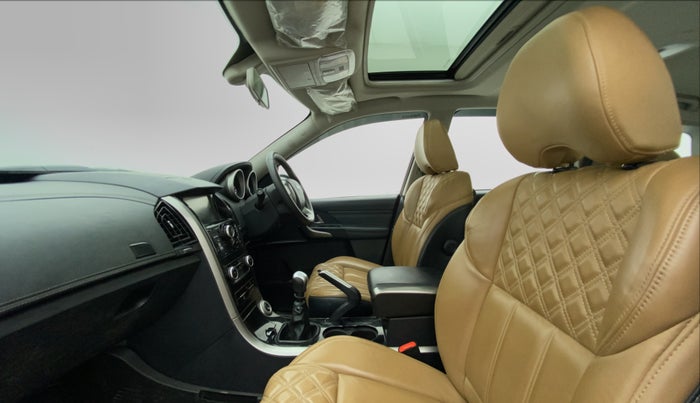 2019 Mahindra XUV500 W11, Diesel, Manual, 32,204 km, Right Side Front Door Cabin