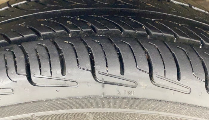 2013 Maruti Wagon R 1.0 VXI, Petrol, Manual, 71,782 km, Right Front Tyre Tread