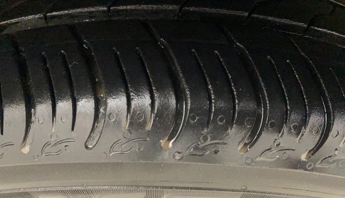 2013 Honda Brio VX MT, Petrol, Manual, 1,11,069 km, Right Front Tyre Tread