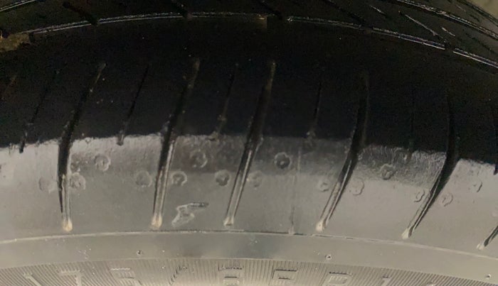 2013 Honda Brio VX MT, Petrol, Manual, 1,11,069 km, Right Rear Tyre Tread