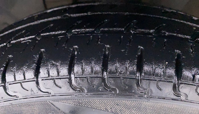 2018 Renault Kwid RXT 1.0 EASY-R  AT, Petrol, Automatic, 22,478 km, Left Front Tyre Tread