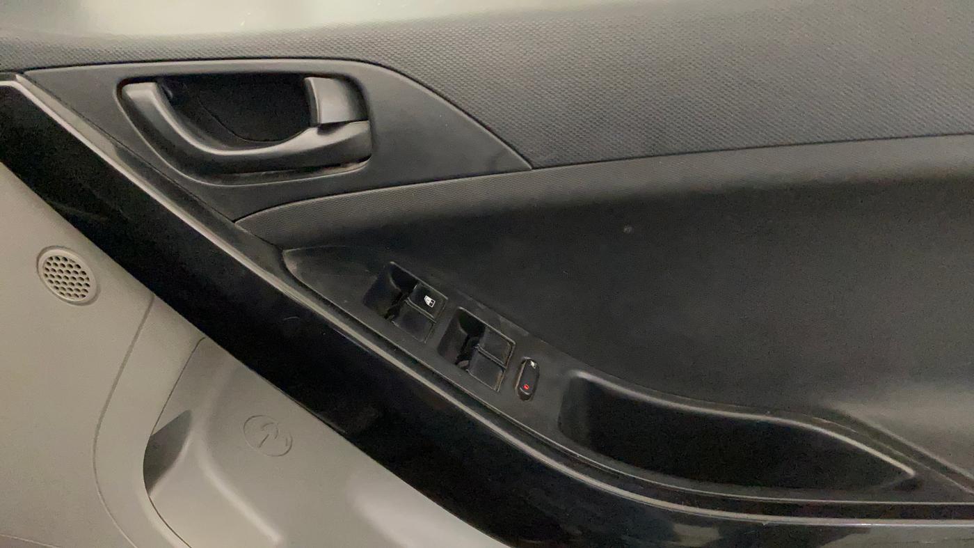 2019 Tata NEXON XM PETROL, CNG, Manual, 1,21,688 km, Driver Side Door Panels Control