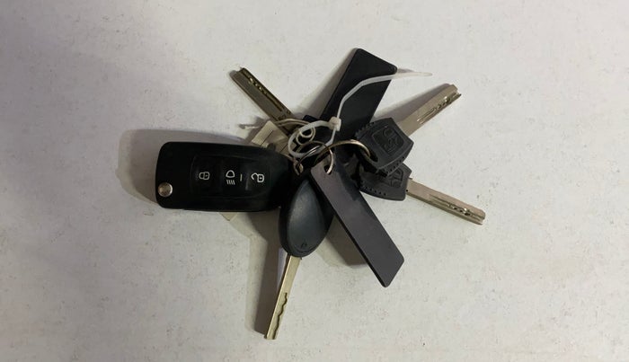 2019 Tata NEXON XM PETROL, CNG, Manual, 1,21,688 km, Key Close Up