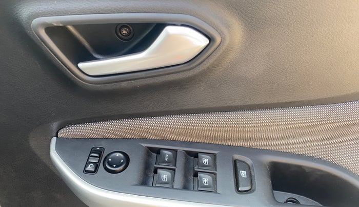 2022 Nissan MAGNITE XV TURBO CVT, Petrol, Automatic, 27,479 km, Driver Side Door Panels Control