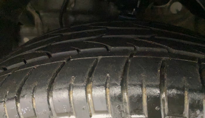 2022 Mahindra XUV300 W6 1.2 PETROL, Petrol, Manual, 18,846 km, Left Front Tyre Tread