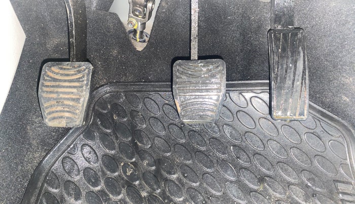 2022 Mahindra XUV300 W6 1.2 PETROL, Petrol, Manual, 18,846 km, Pedals