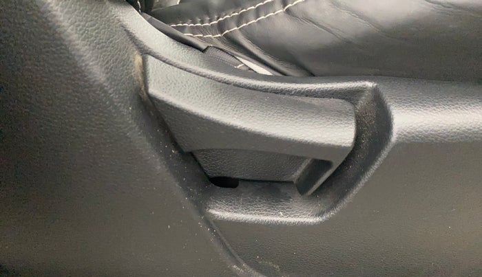 2022 Mahindra XUV300 W6 1.2 PETROL, Petrol, Manual, 18,846 km, Driver Side Adjustment Panel
