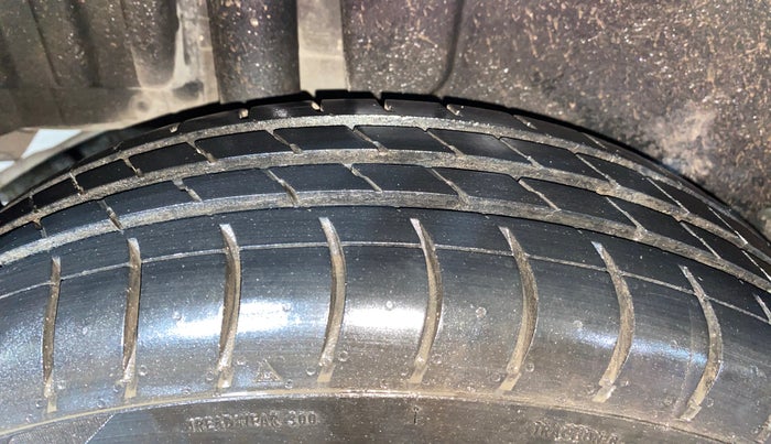 2016 Maruti Swift LXI (O), Petrol, Manual, 67,639 km, Right Rear Tyre Tread