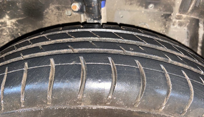2016 Maruti Swift LXI (O), Petrol, Manual, 67,639 km, Right Front Tyre Tread