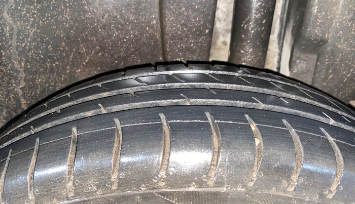 2016 Maruti Swift LXI (O), Petrol, Manual, 67,639 km, Left Rear Tyre Tread